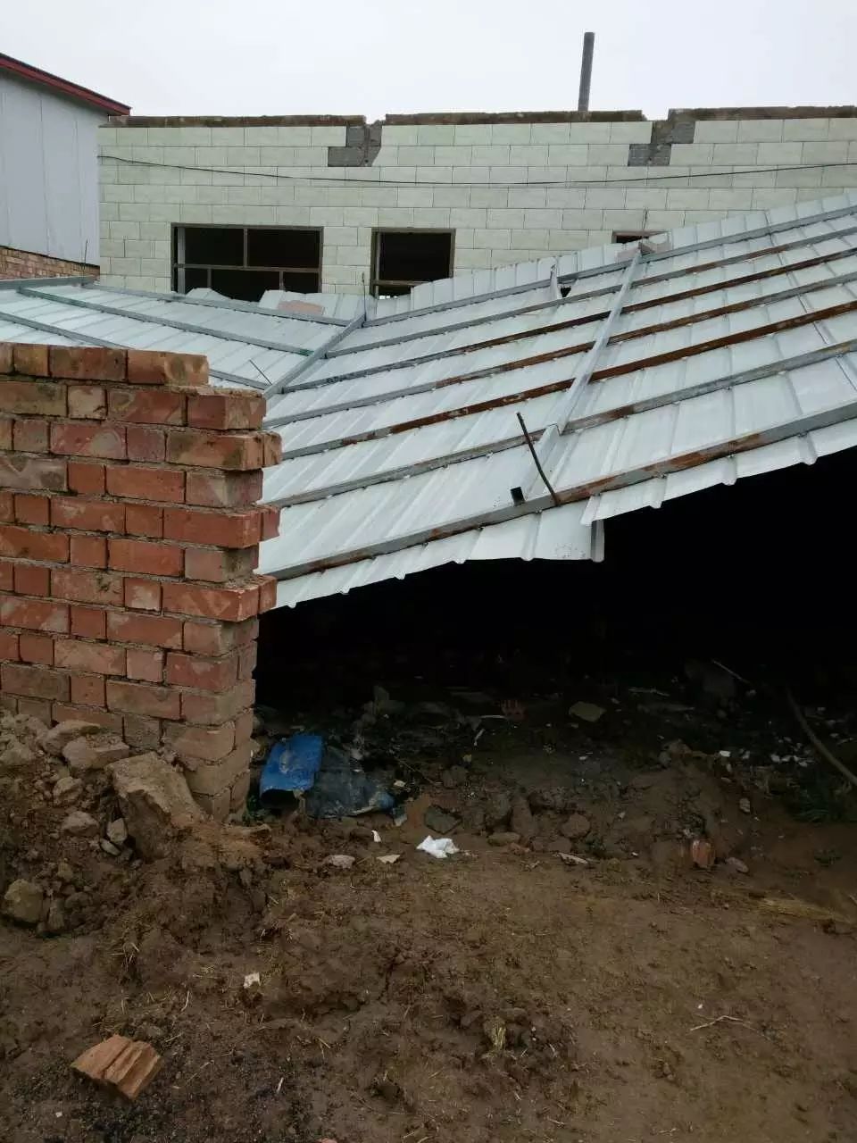 防水彩刚被大风刮掉的彩钢房,网友“情亲淡如水”(图6)