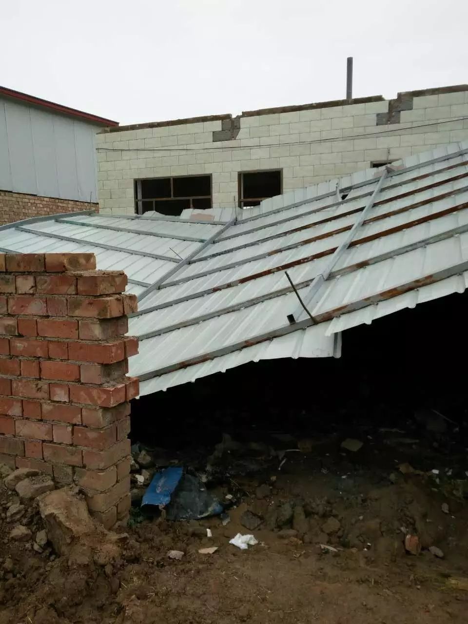 防水彩刚被大风刮掉的彩钢房,网友“情亲淡如水”(图7)