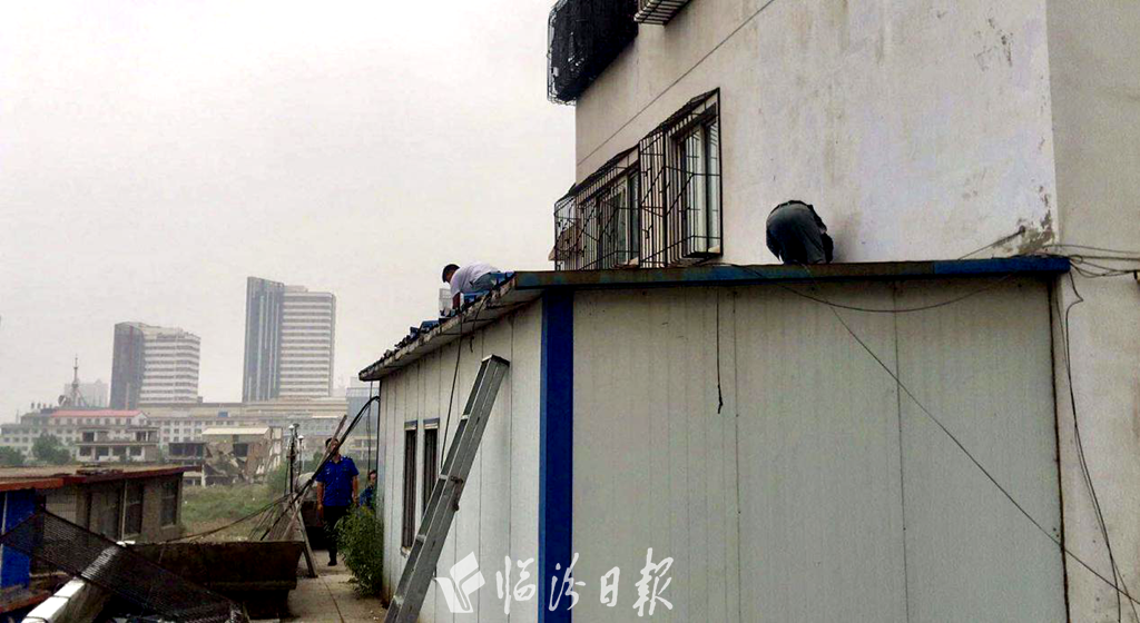 临汾市区向阳西路丰泽园小区一栋单元楼外被拆除(图3)