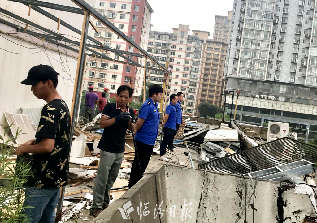 临汾市区向阳西路丰泽园小区一栋单元楼外被拆除(图6)