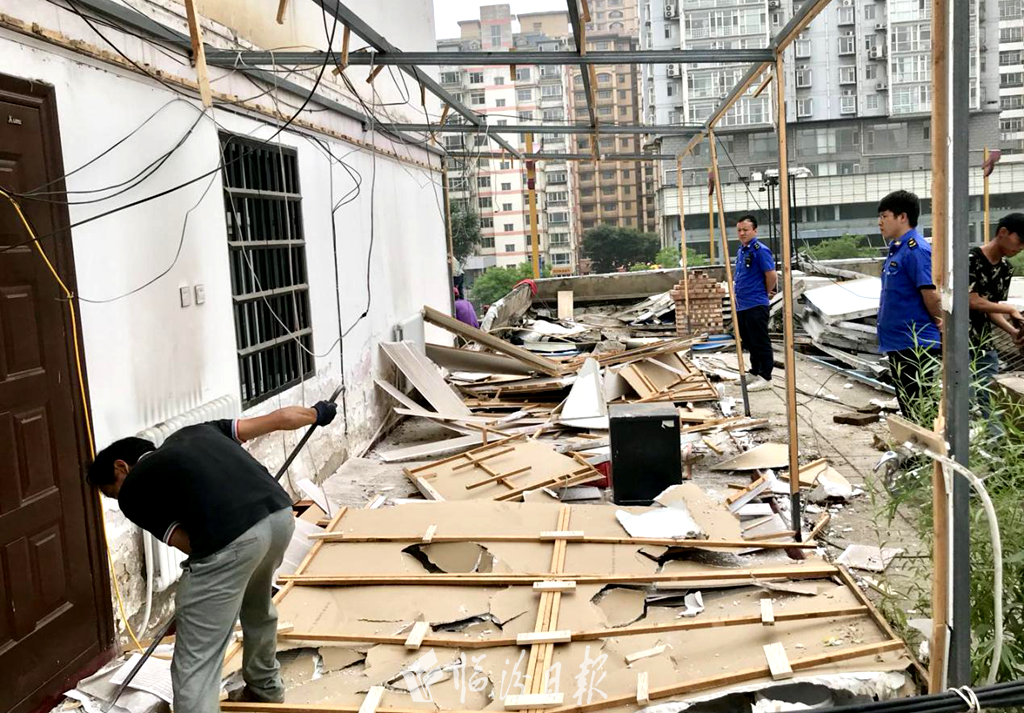 临汾市区向阳西路丰泽园小区一栋单元楼外被拆除(图8)