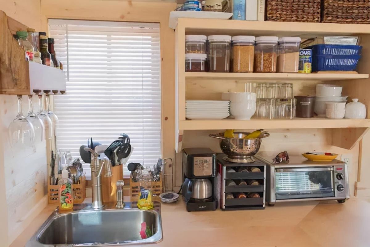 卖掉房子后的马斯克，就是这个小屋子是不是有一丝熟悉的味道？(图20)