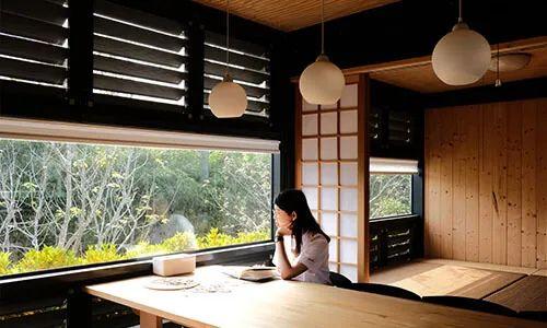 卖掉房子后的马斯克，就是这个小屋子是不是有一丝熟悉的味道？(图27)