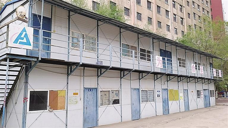 小区里的彩钢房兰州居民建议拆除彩钢施工用房(图1)