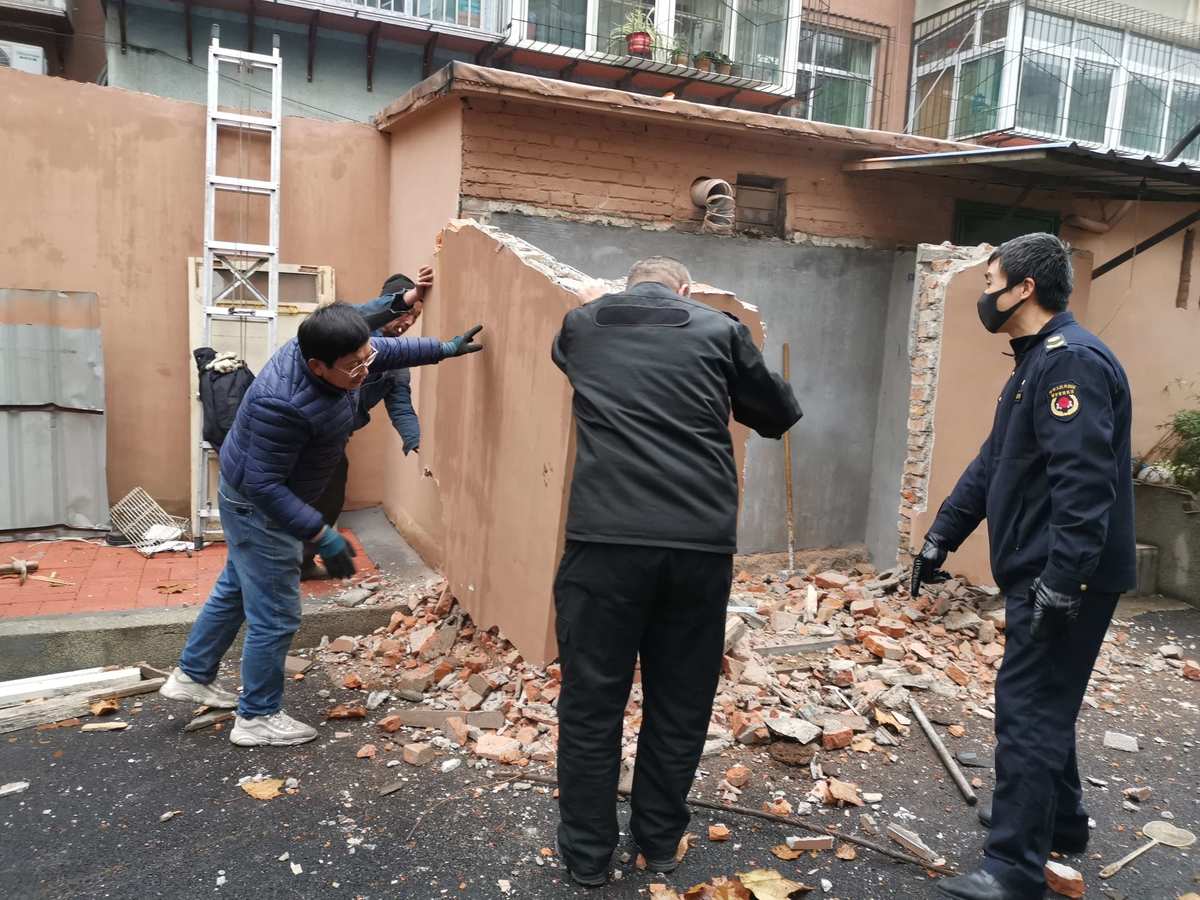 小区里的彩钢房兰州居民建议拆除彩钢施工用房(图2)