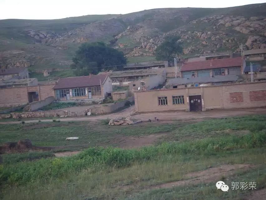 彩钢房拆除补偿多少钱 大青山北麓随处可见的村庄，有很多湮没于这一场整村生态移民的浪潮中(图1)