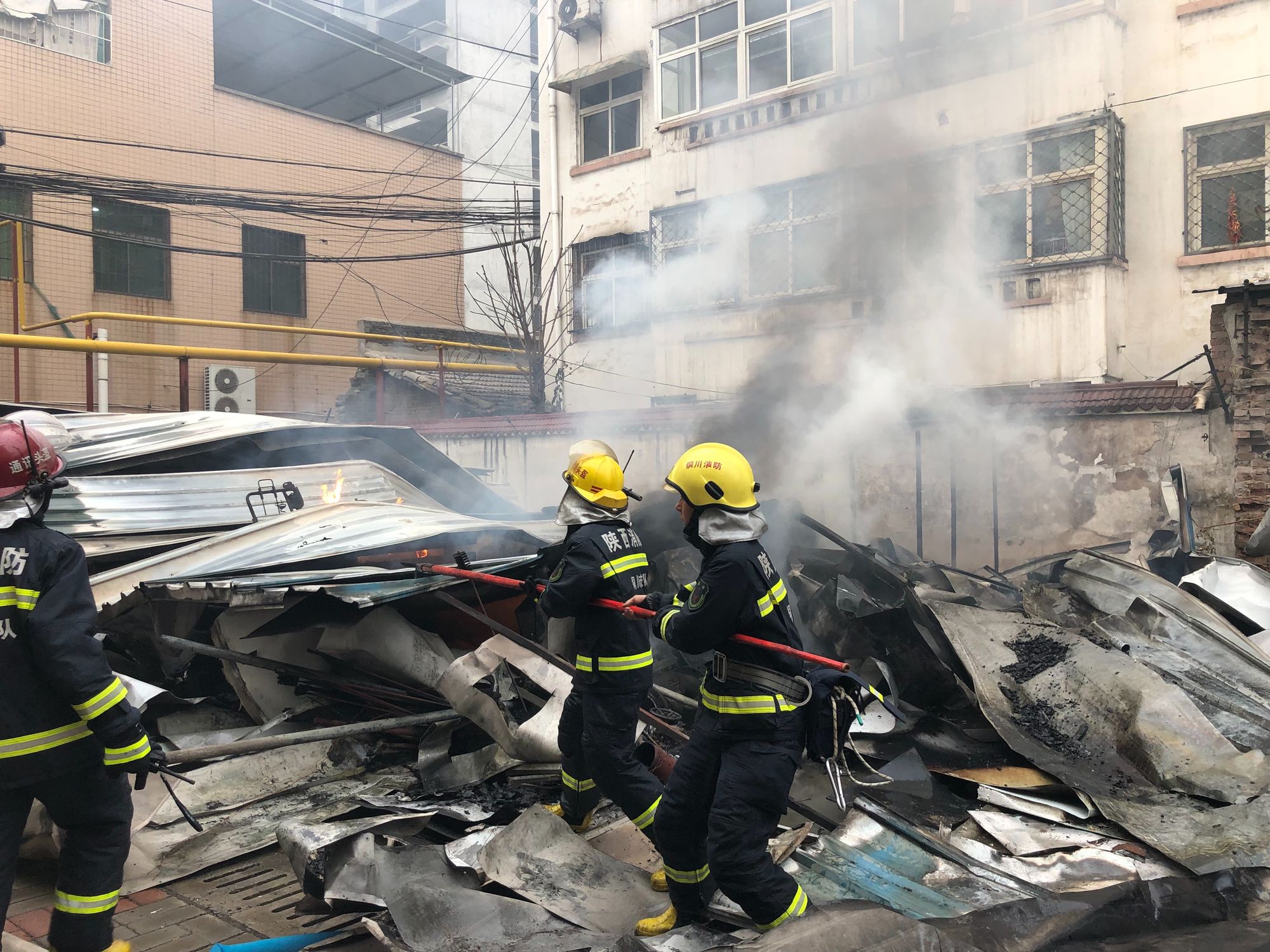 蒲城县城一宾馆楼顶彩钢房失火幸未造成人员伤亡(图1)