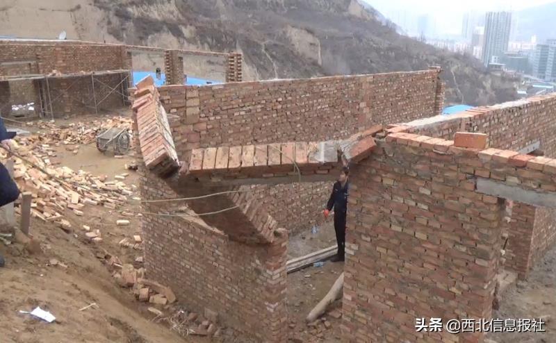 吴起县城建管理监察大队依法对县城规划区内违法建筑进行拆除(图2)