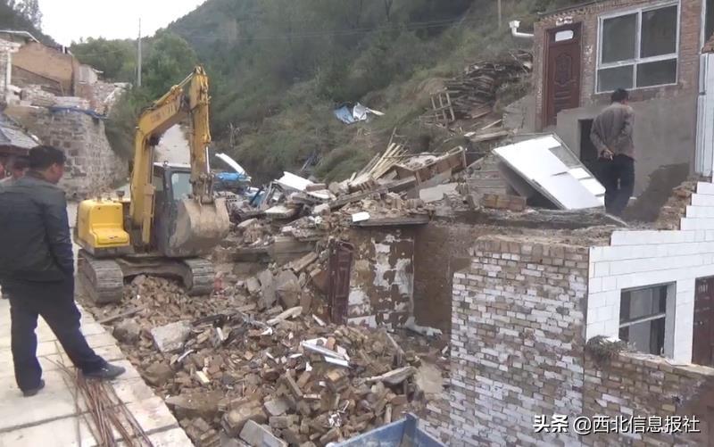 吴起县城建管理监察大队依法对县城规划区内违法建筑进行拆除(图4)