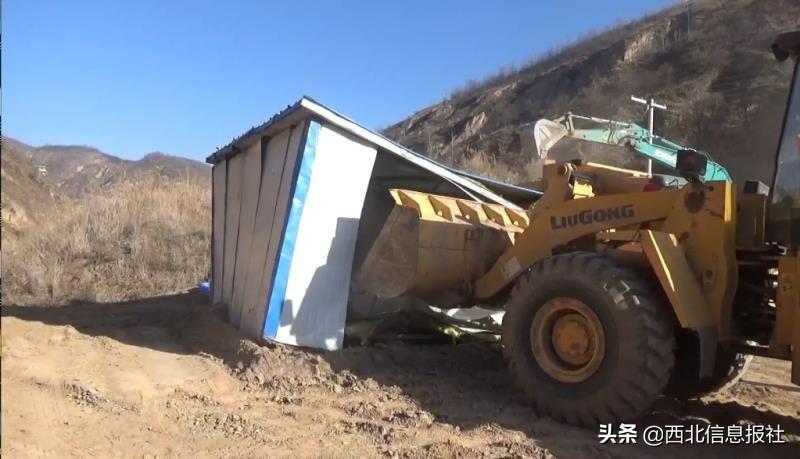 吴起县城建管理监察大队依法对县城规划区内违法建筑进行拆除(图6)