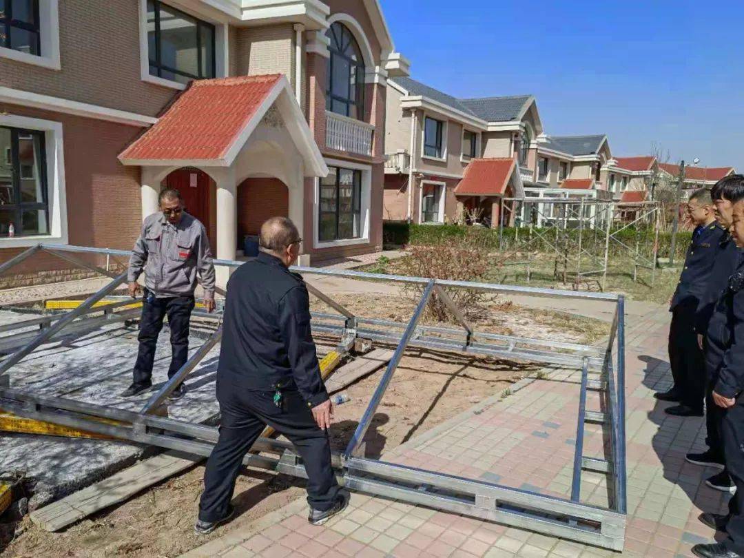 保定维多利亚夏郡小区公共绿地冒出两个新建筑(图2)