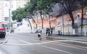 兰州静宁路山字石商住综合楼起火24间房子被烧毁(图1)