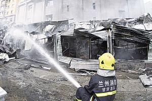 兰州静宁路山字石商住综合楼起火24间房子被烧毁(图3)