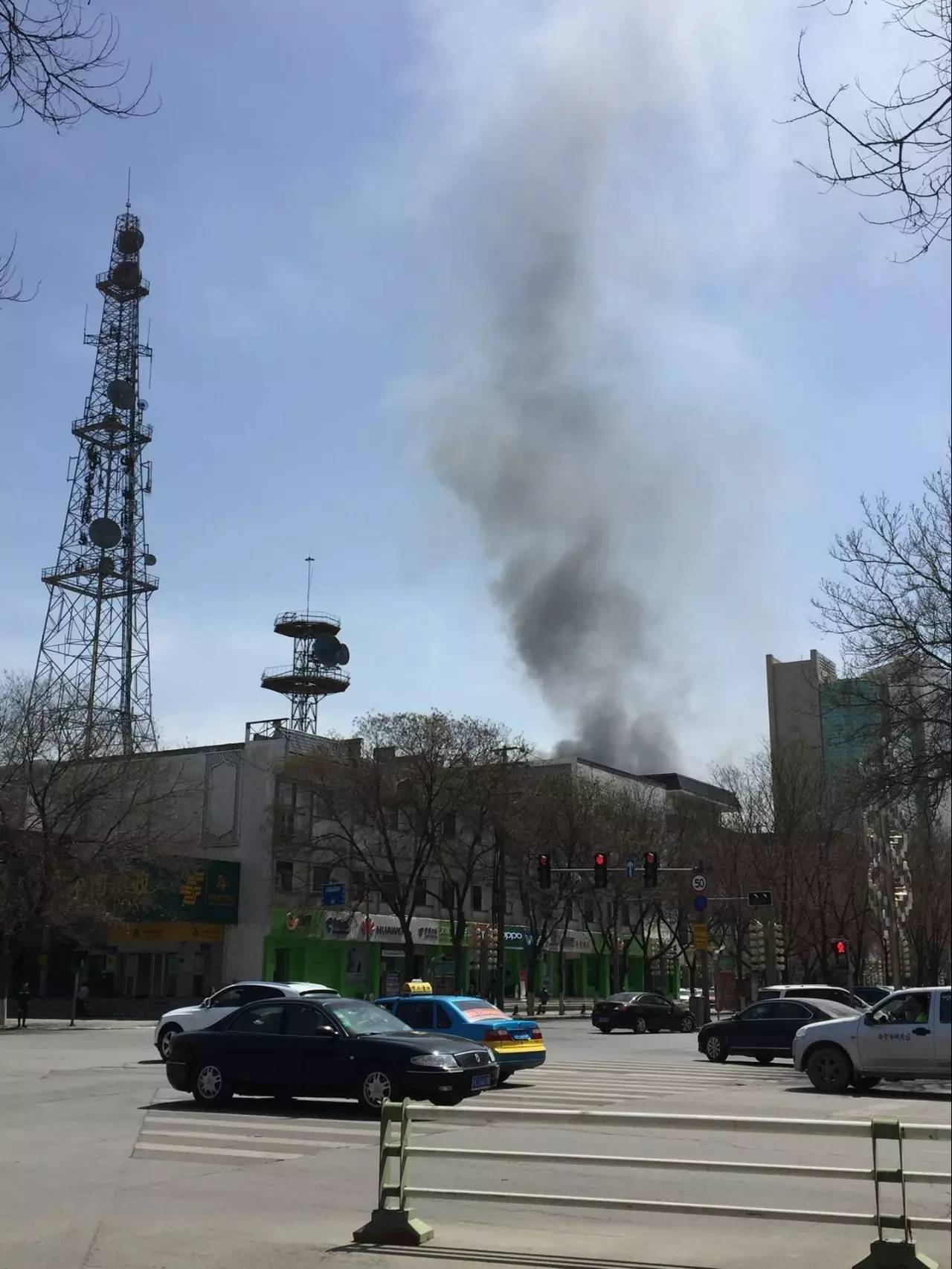 银川一陶瓷市场中心巷彩钢房起火消防官兵迅速扑救(图1)