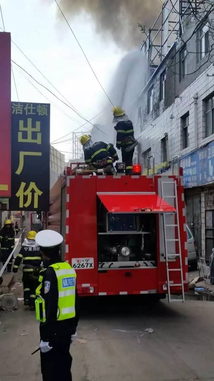 银川一陶瓷市场中心巷彩钢房起火消防官兵迅速扑救(图2)