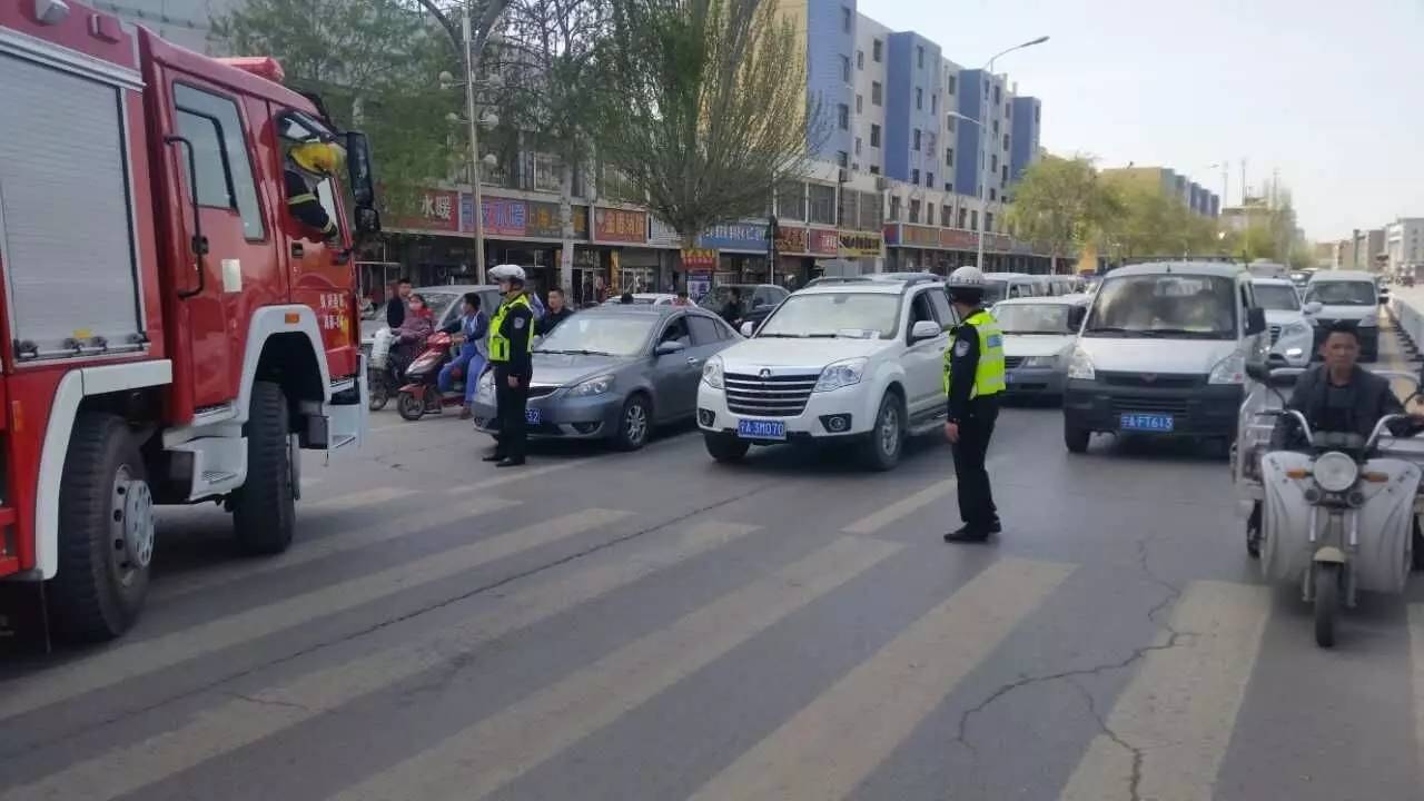 银川一陶瓷市场中心巷彩钢房起火消防官兵迅速扑救(图3)