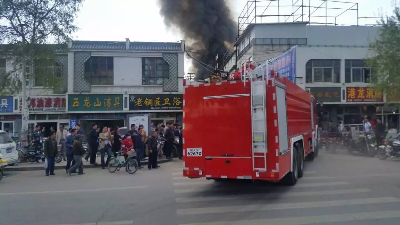 银川一陶瓷市场中心巷彩钢房起火消防官兵迅速扑救(图4)