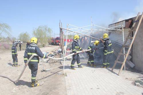 银川一陶瓷市场中心巷彩钢房起火消防官兵迅速扑救(图5)