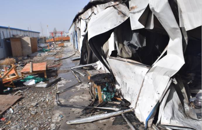 哈密市北出口奇石文化城建筑施工工地彩钢板房连片起火(图1)