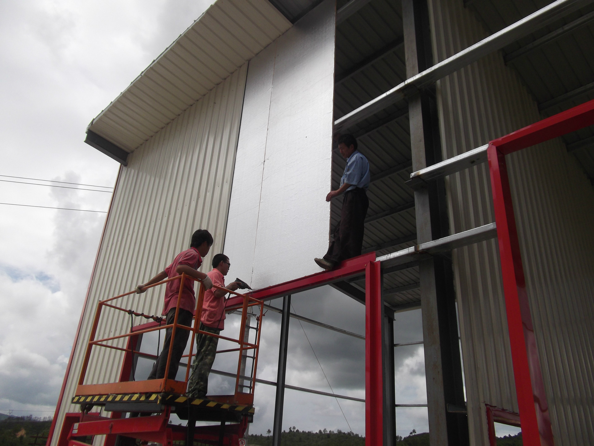 哈密市北出口奇石文化城建筑施工工地彩钢板房连片起火(图11)