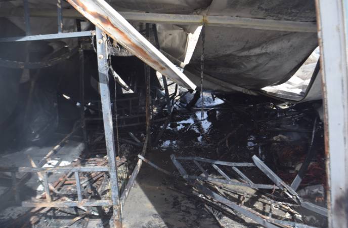 哈密市北出口奇石文化城建筑施工工地彩钢板房连片起火(图3)