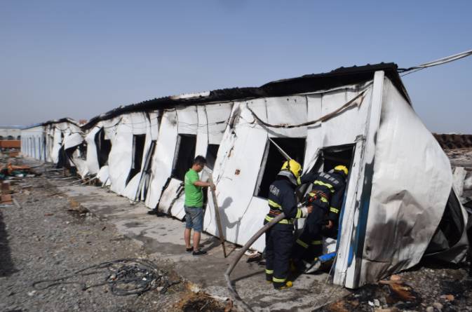 哈密市北出口奇石文化城建筑施工工地彩钢板房连片起火(图4)