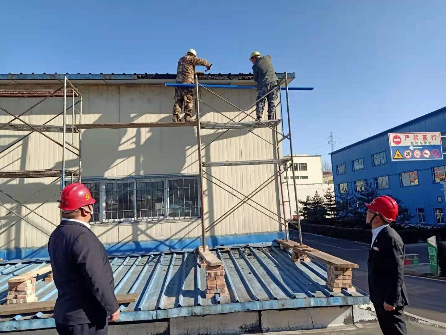 哈密市北出口奇石文化城建筑施工工地彩钢板房连片起火(图8)