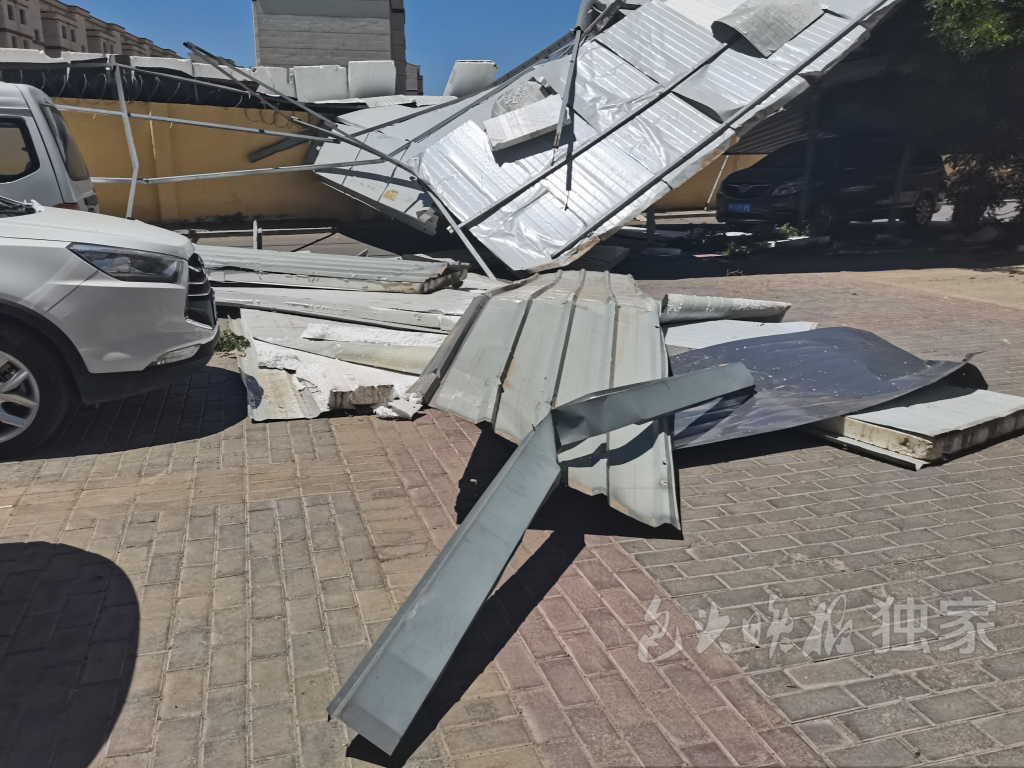 大风让青山区阳光上城十几户业主有些痛苦(图1)