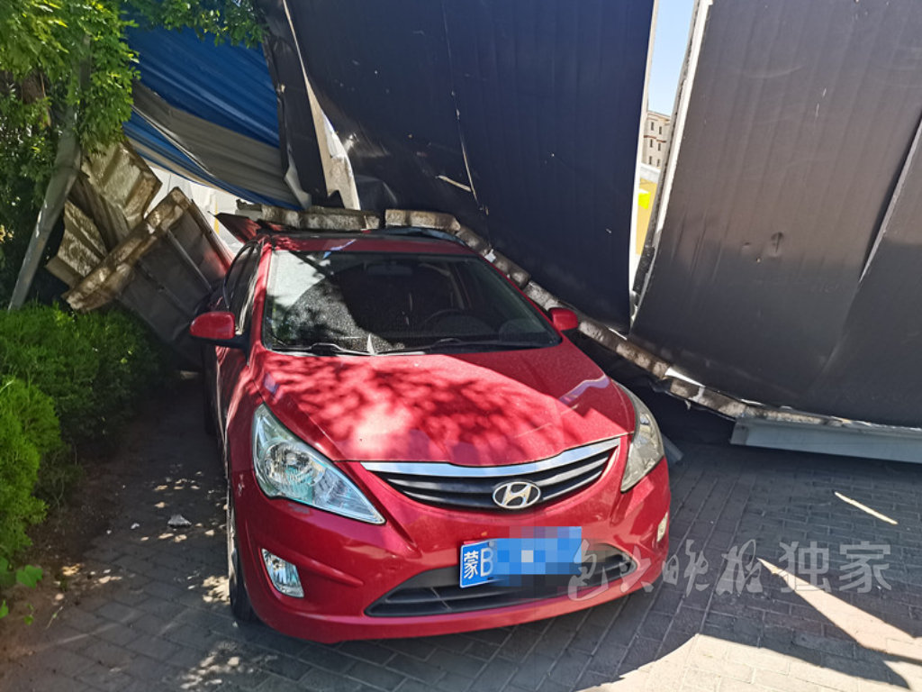 大风让青山区阳光上城十几户业主有些痛苦(图3)