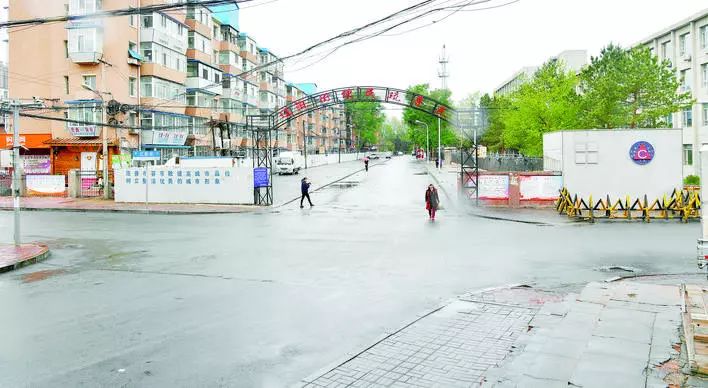 绿园区辽阳街便民疏导点过去占道彩钢房被全部拆除(图1)