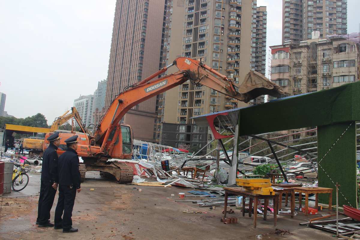 绿园区辽阳街便民疏导点过去占道彩钢房被全部拆除(图6)