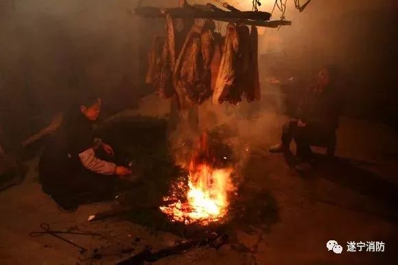 大英县河边镇新市街老打包厂宿舍发生火灾！(图1)