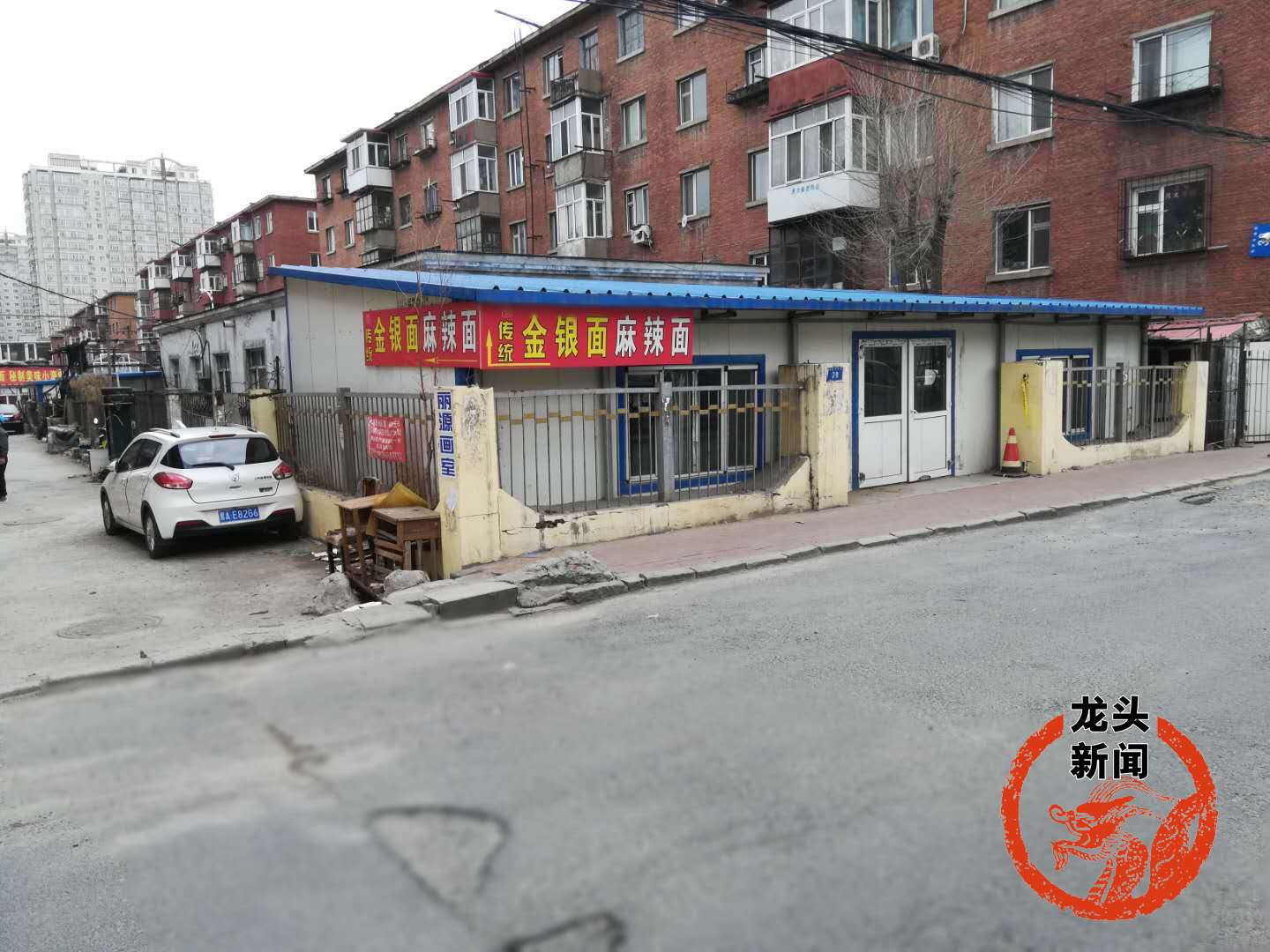 一楼邻居抱怨挡阳光二楼担心贼上房(图1)