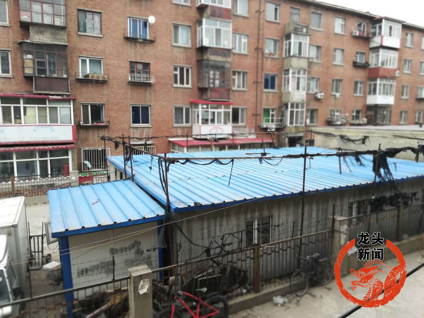 一楼邻居抱怨挡阳光二楼担心贼上房(图2)