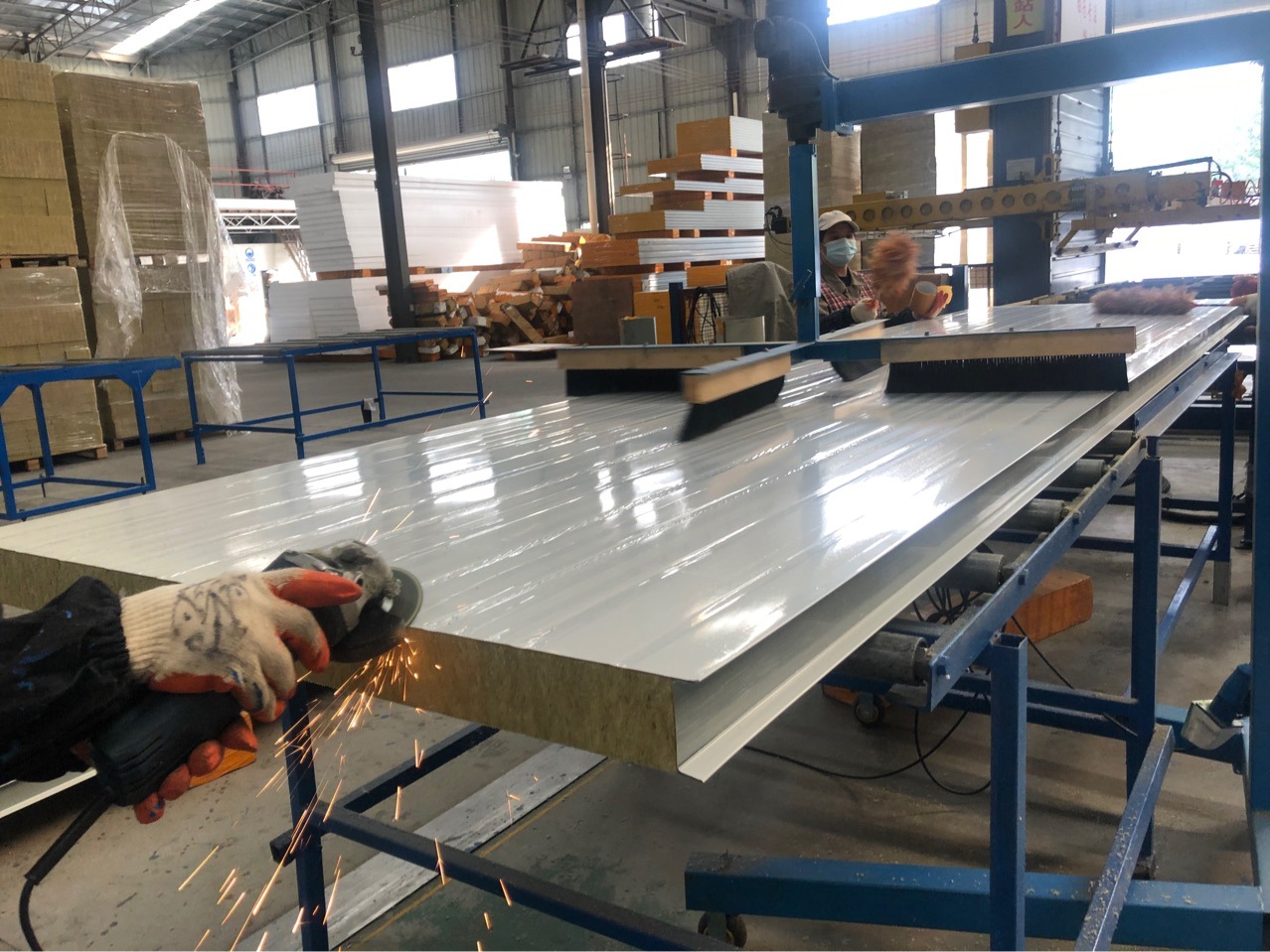 彩钢夹芯板施工流程及安装检查流程(图2)