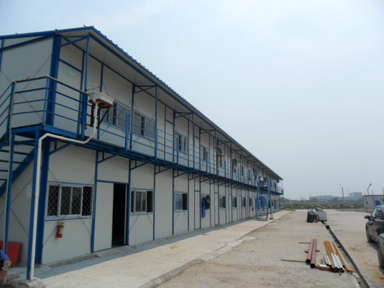 西城区育新街67号楼有住户在楼体外盖房(图2)