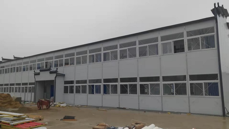 西城区育新街67号楼有住户在楼体外盖房(图3)