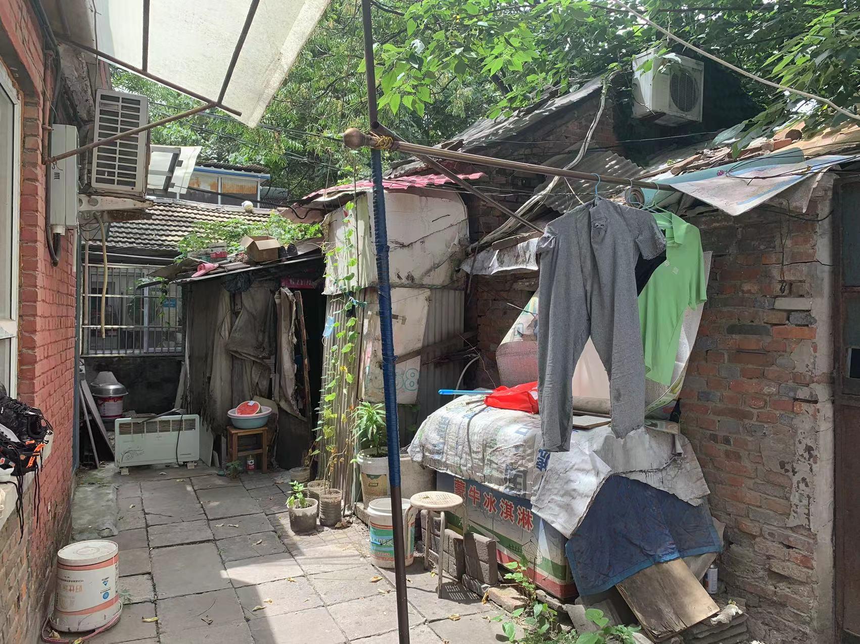 西城区育新街67号楼有住户在楼体外盖房(图4)