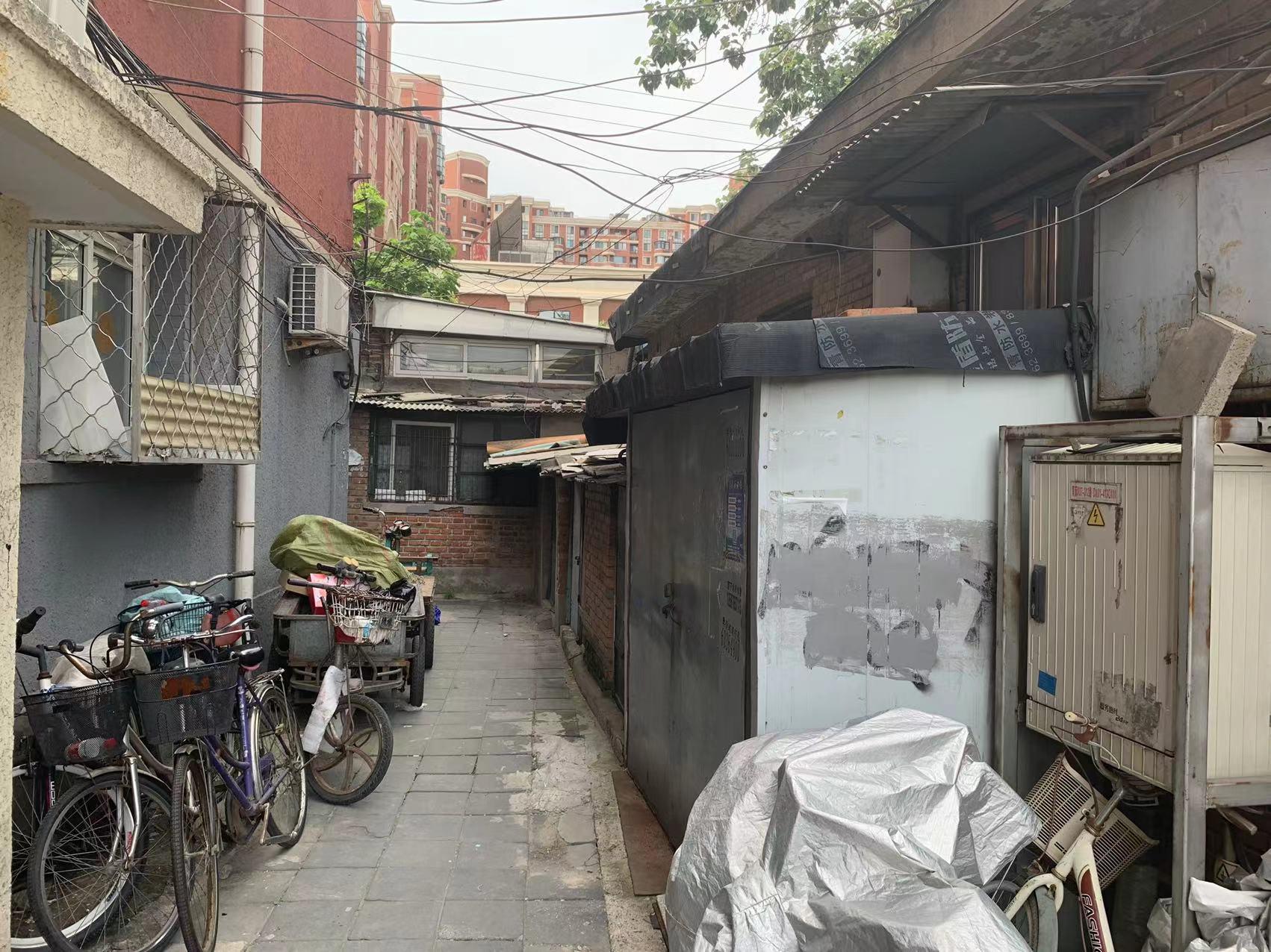 西城区育新街67号楼有住户在楼体外盖房(图5)