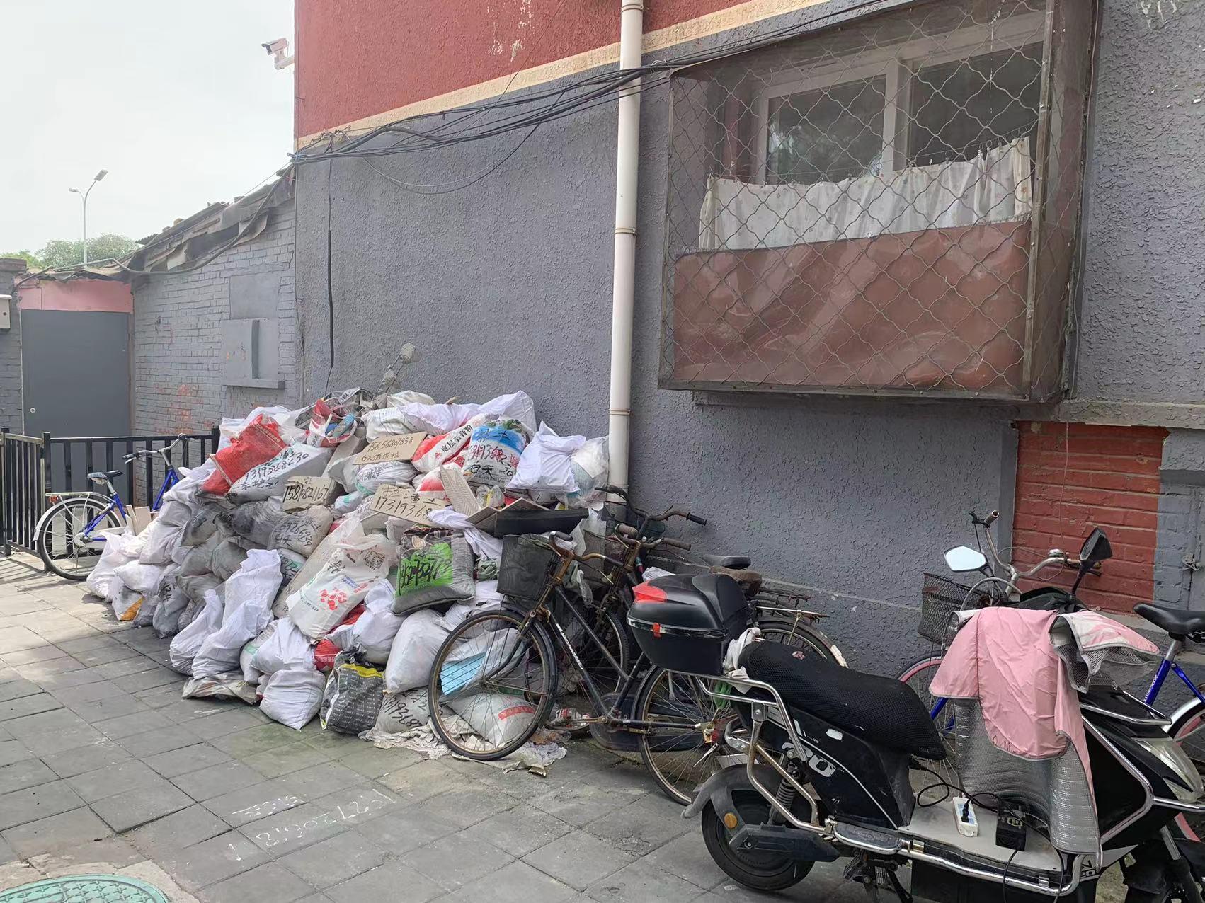 西城区育新街67号楼有住户在楼体外盖房(图7)