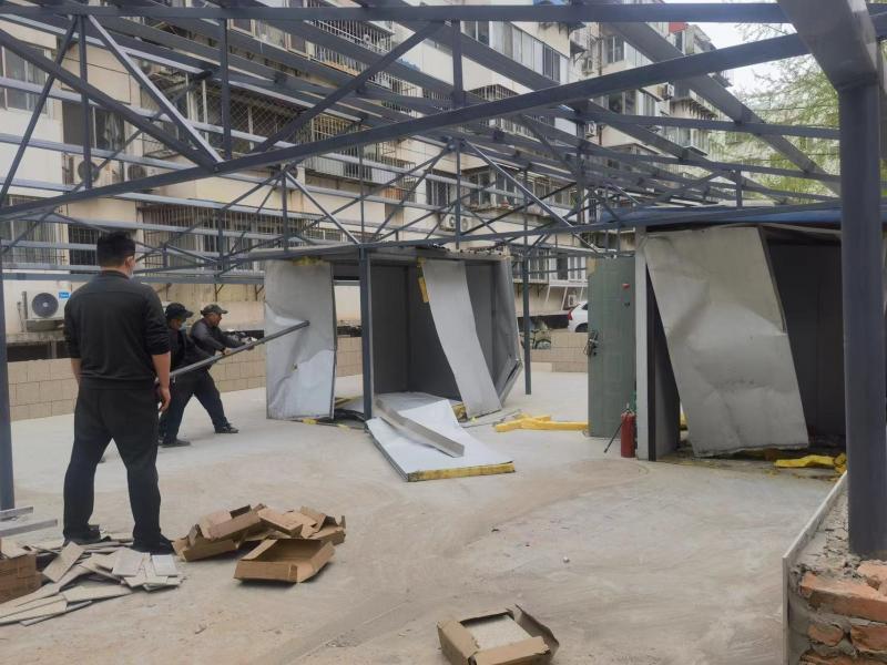 望京街道综合行政执法队协助金兴路一号院产权单位拆除(图1)