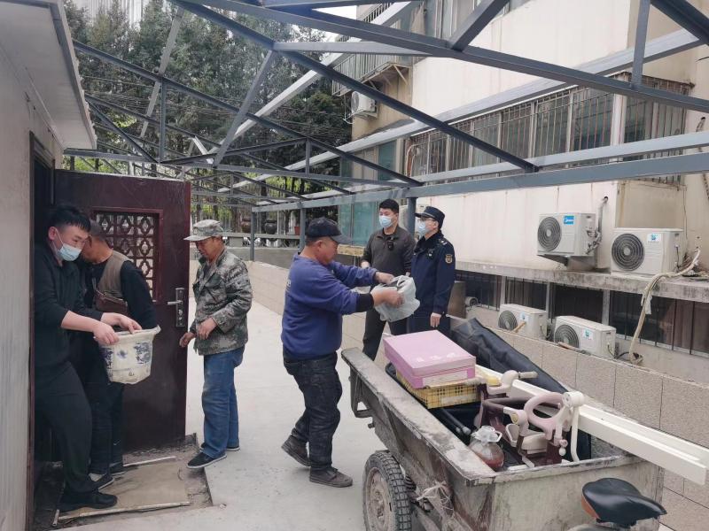 望京街道综合行政执法队协助金兴路一号院产权单位拆除(图2)