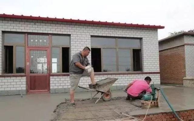 农村开始流行“彩钢顶”，大哥是咋说的(图1)