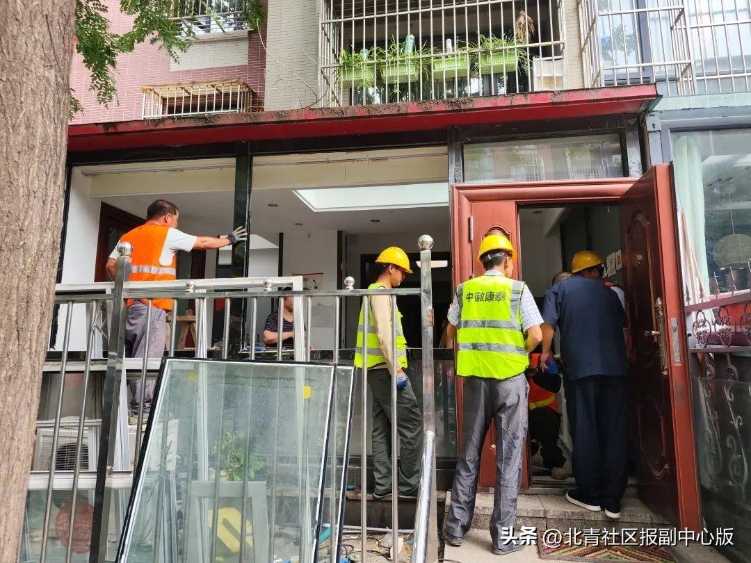 居民侵占绿地扩展个人生活区域“拆除时要注意周围居民的安全”(图2)