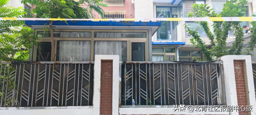 居民侵占绿地扩展个人生活区域“拆除时要注意周围居民的安全”(图4)