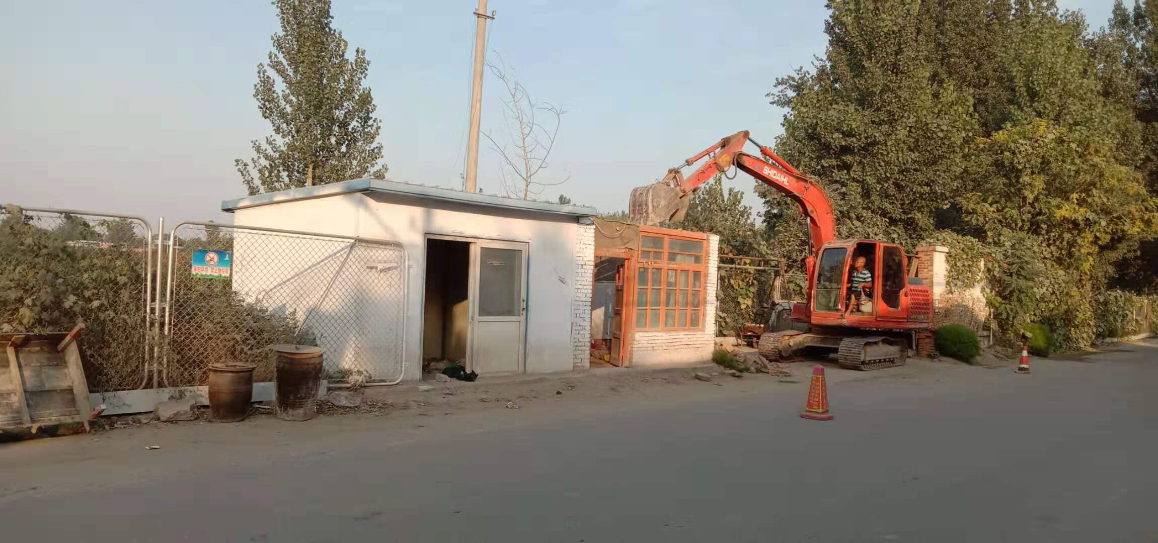 天坛西里十号院一号楼下违建被责令改正通知书(图3)