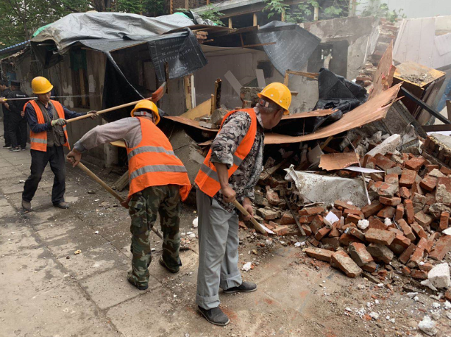 天坛西里十号院一号楼下违建被责令改正通知书(图6)