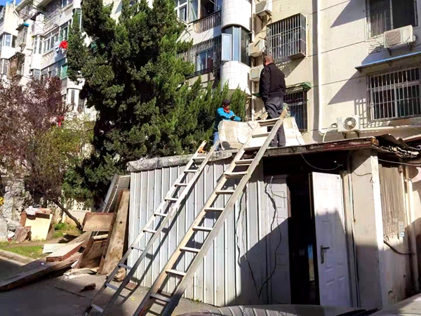 北京一小区65处楼顶违建别墅靠施工工人手工拆除(图1)