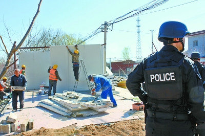 （平安二号·百日攻坚）洛宁法院强制拆除一处违规搭建彩钢房(图4)