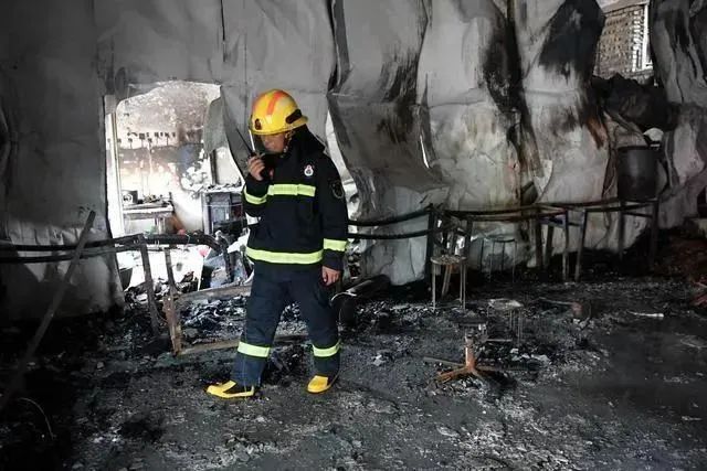 聚苯乙烯泡沫夹芯彩钢板建筑火灾隐患大燃烧速度快(图8)